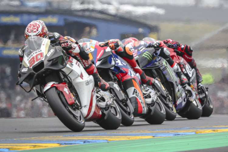 Taka Nakagami (vorne) hätte es aus eigener Kraft nicht in die Punkte geschafft