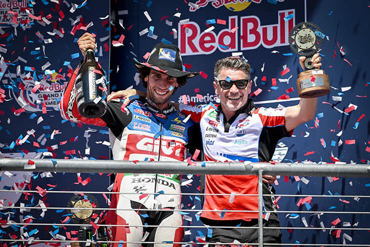 Jubel in Texas: Alex Rins und Teambesitzer Lucio Cecchinello