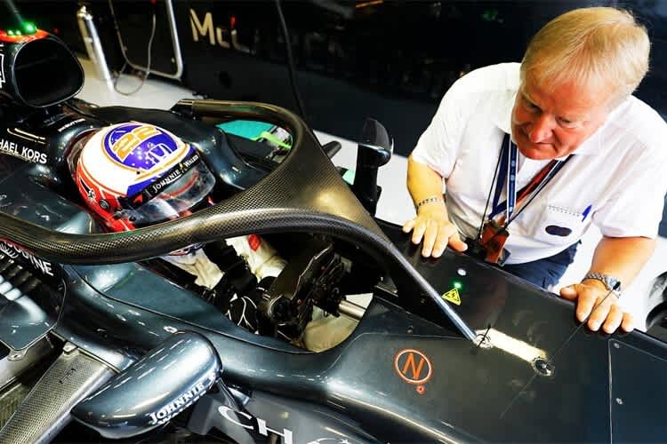 Jenson Button 2016 bei einem Versuch mit dem Halo, rechts Jo Bauer von der FIA