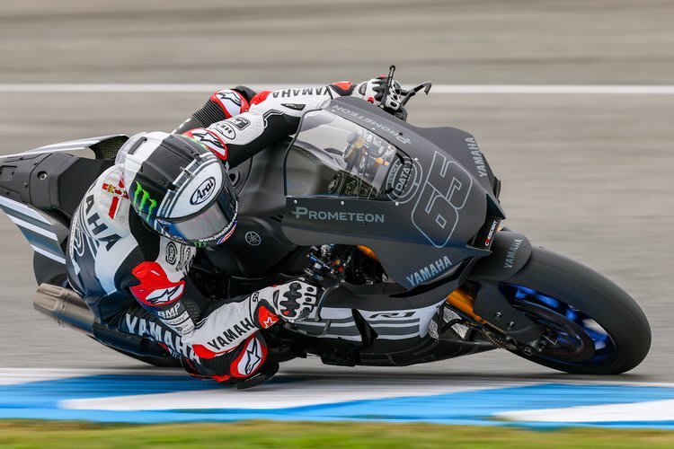 Jonathan Rea auf einer von drei Yamaha R1