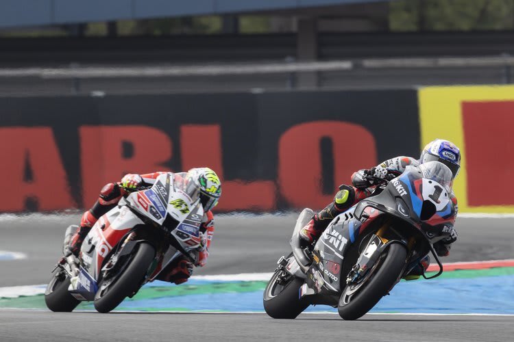 Toprak Razgatlioglu dominierte den ersten Testtag in Misano vor Axel Bassani (v.r.)