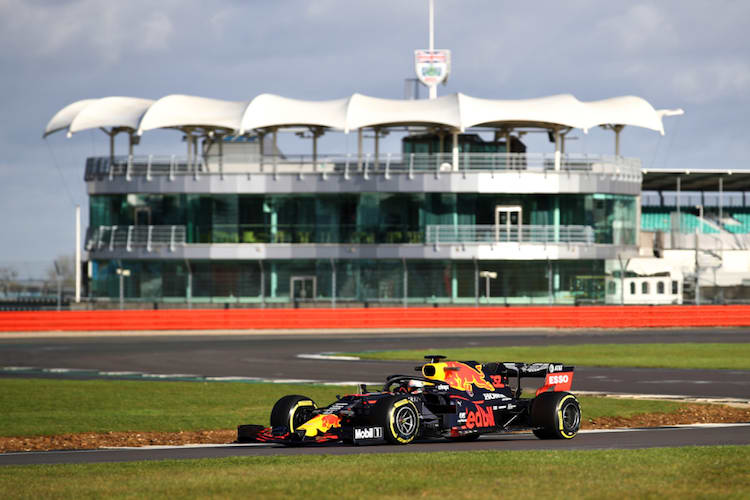 Max Verstappen beim Roll-out mit dem neuen Auto in Silverstone