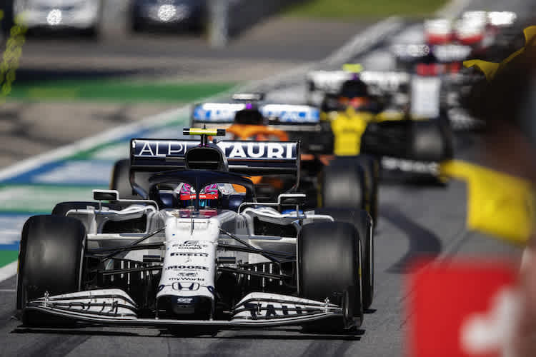 Pierre Gasly während einer Safety-Car-Phase, als das Feld durch die Boxengasse geführt wurde