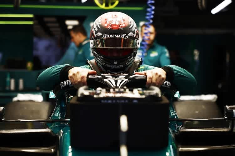 Vorerst bleibt Fernando Alonso am Steuer: Der zweifache Champion hat seinen Fahrer-Vertrag verlängert