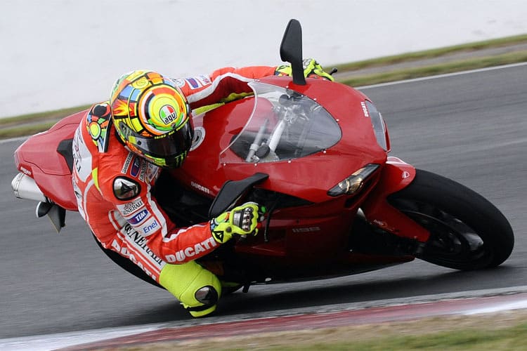 Mit Rückspiegeln: Valentino Rossi auf Probefahrt 