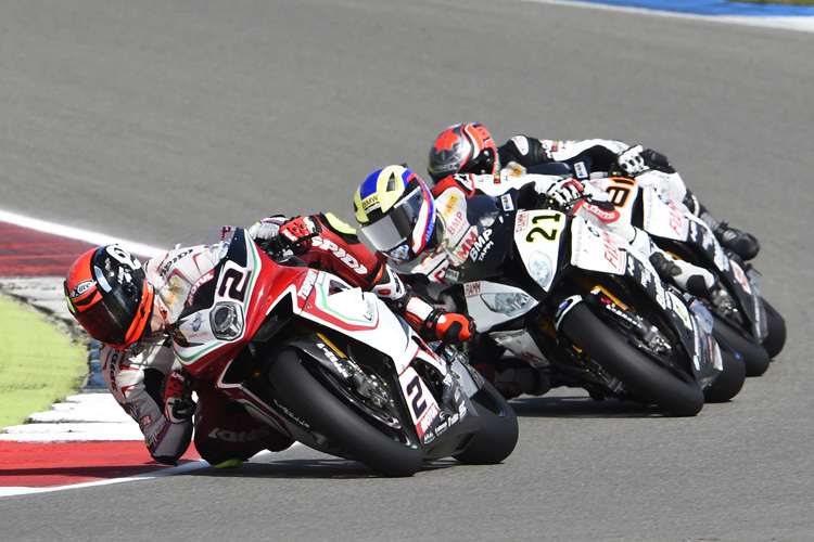 Leon Camier vor den BMW-Piloten Markus Reiterberger und Jordi Torres