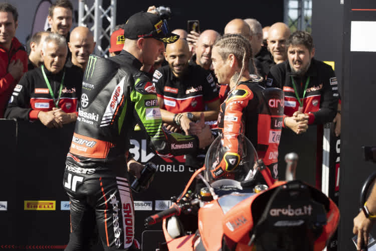 Johnny Rea (li.) und Alvaro Bautista hatten nach dem Rennen viel zu bereden