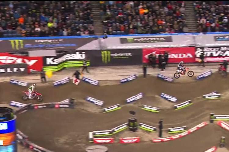 Marvin Musquin überspringt die Hügel bei geschwenkter Rotkreuzflagge, während sich Roczen regelkonform verhält