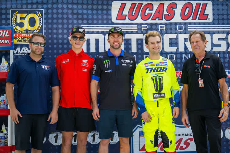 AMA Director Mike Pelletier, Chase Sexton. Eli Tomac, Justin Cooper und Roger de Coster (v.l.n.r.)