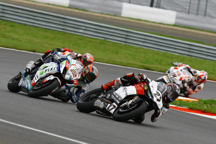 Max Neukirchner (27) im Kampf mit Leon Camier