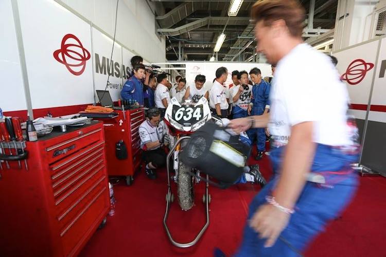 Zurück in der Box wurde vergeblich versucht, die MuSASHI-Honda zu reparieren