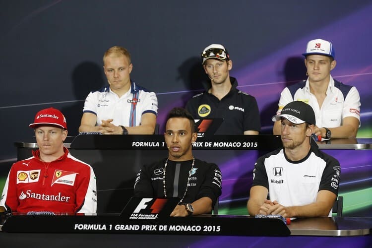 Lewis Hamilton (unten Mitte) bei der PK in Monaco