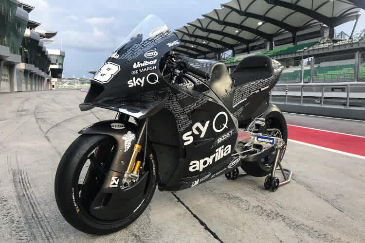 Das neue MotoGP-Bike von Aprilia: Auf der Verkleidung stehen die Namen der Personen, die am Projekt beteiligt sind