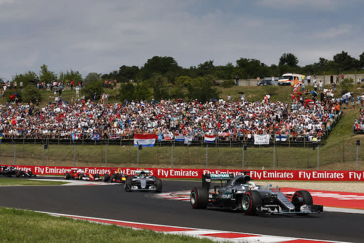 Kurz nach dem Start: Lewis Hamilton führt schon