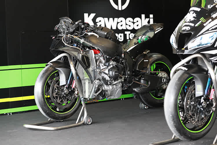 Die Kawasaki ZX-10RR gestrippt