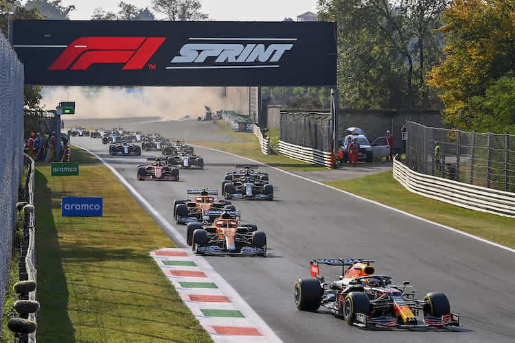 Valtteri Bottas ist schon durch, Max Verstappen vor dem Rest des Feldes, hinten ist Pierre Gasly ausgerutscht