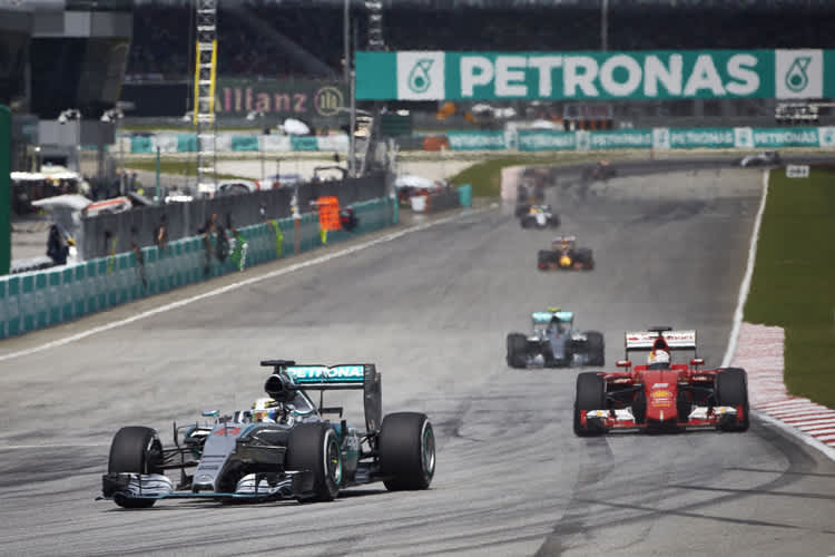 Sebastian Vettel im Sandwich der Silberpfeile