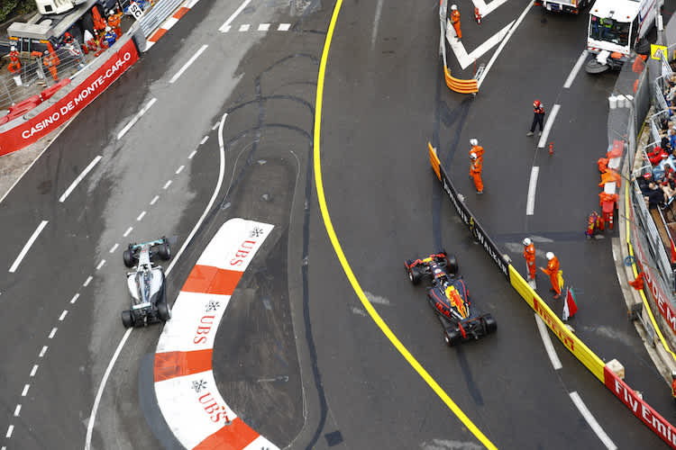 Daniel Ricciardo kommt nach dem verpatzten Boxenstopp hinter Lewis Hamilton auf die Bahn zurück