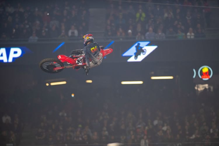 Ken Roczen vor den gut gefüllten Zuschauerrängen der US-Stadien