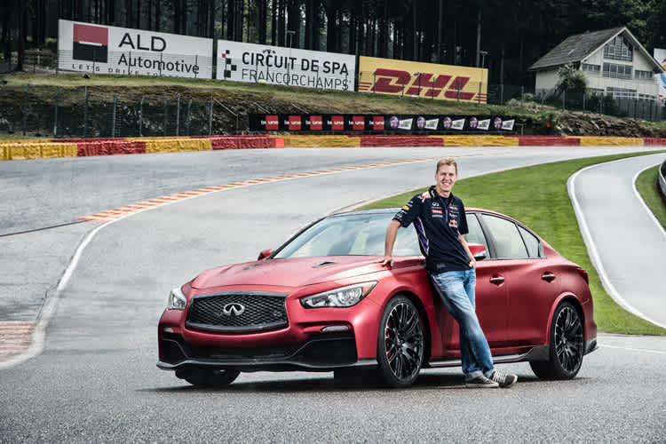 Sebastian Vettel mit dem Infiniti Q50 Eau Rouge in Eau Rouge
