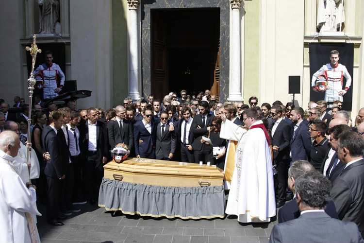 Die Fahrer stellten sich hinter dem Sarg von Jules Bianchi auf