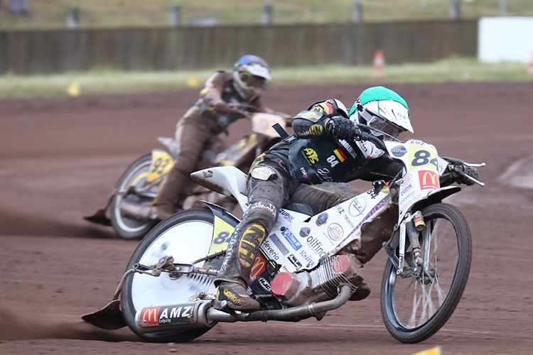 Martin Smolinski 2018 in Herxheim mit kaputtem Auspuff