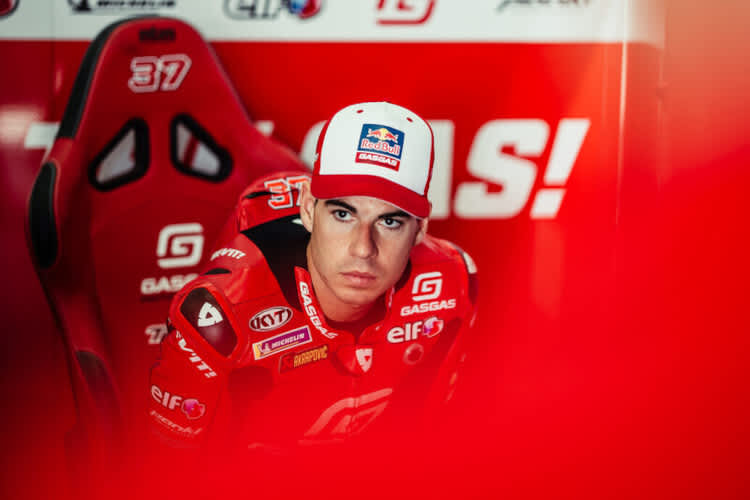 Augusto Fernández studiert in der GASGAS-Box gerne Pedrosas Daten