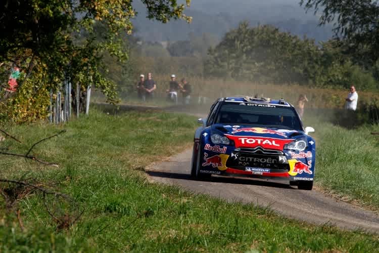 Ogier hat sich wieder an die Spitze gearbeitet.