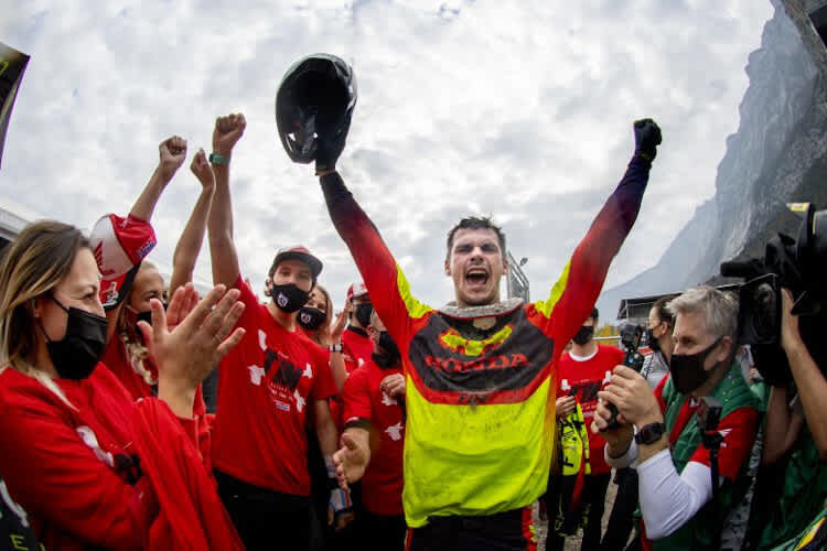 Tim Gajser feiert seinen Titel