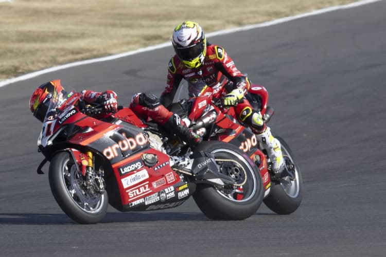 Alvaro Bautista erwischte Michael Rinaldi am Hinterrad...