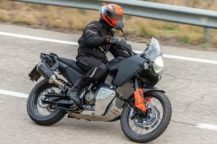 Husqvarna 901 Norden in der eher strassenorienterteren Version mit Kotflügel vorne über dem Vorderrad