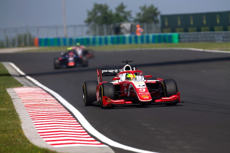 Mick Schumacher vor Nobuharu Matsushita