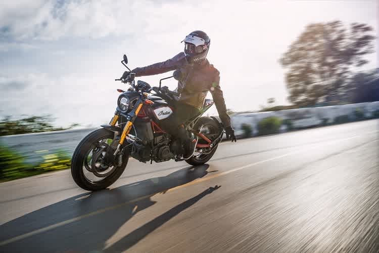 Gepflegtes Asphalt-Surfing mit der Indian FTR 1200 Carbon