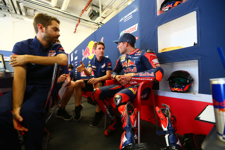 Stefan Bradl hat Schmerzen im linken Arm