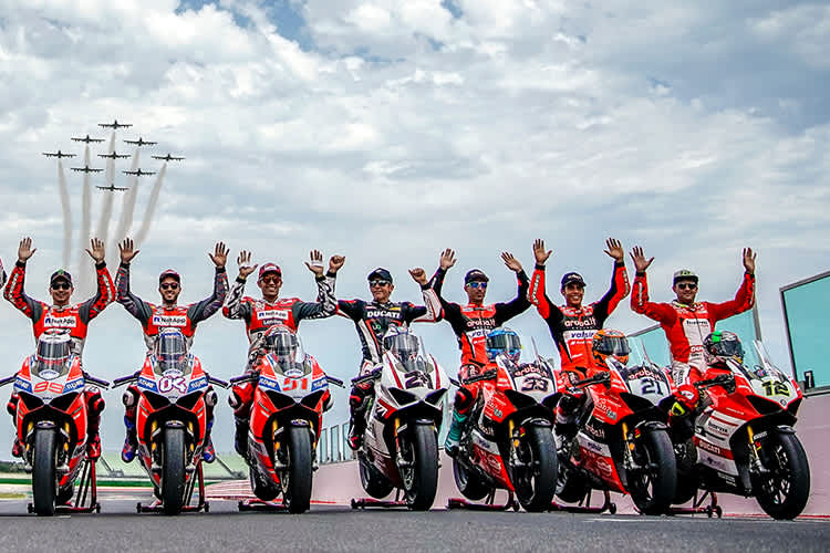 Bei der World Ducati Week fuhren die Stars die Serienversion der V4 S