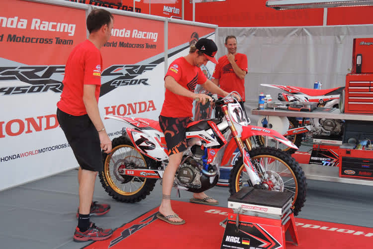 Max Nagl auf dem probehalber im Teamzelt hinten und vorne tiefergelegten Motorrad