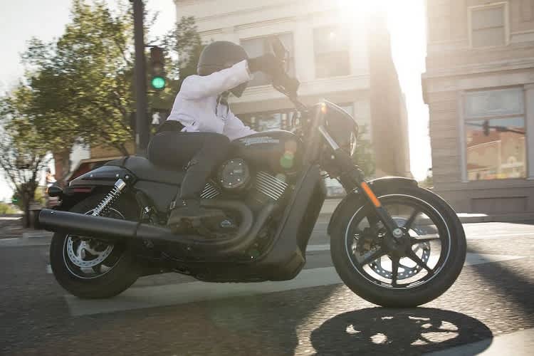 Harley-Davidson Street 750: Und mag die Sonne noch so schön vom Himmel scheinen, der Wasserkühler vor dem Motor sieht einfach hässlich aus