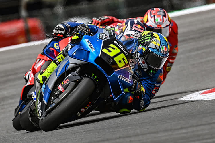 Spannende Rad-an-Rad-Kämpfe Joan Mir (36) hält sich hier noch vor Zarco und Miller