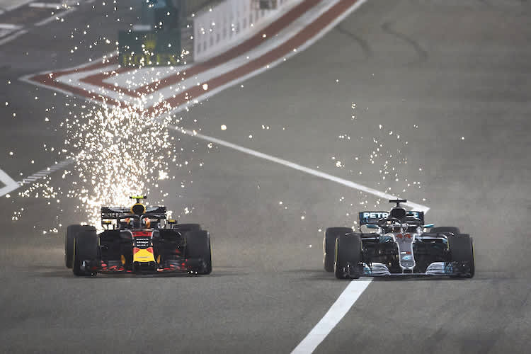 Max Verstappen greift Lewis Hamilton an
