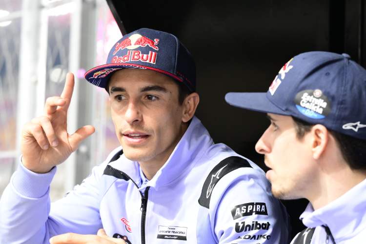 Auch wenn es Alex Marquez (re.) anders sieht: Bruder Marc gibt bei Gresini den Ton an