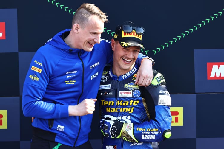 Ten-Kate-Teammanager Kervin Bos (li.) mit Domi Aegerter