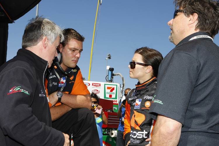 Danica Patrick im Gespräch mit dem Andretti-Team