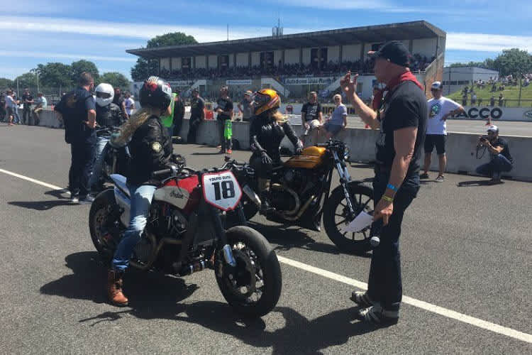 Vor dem Start zum ersten Durchgang gegen Mai Lin Senf auf einer modifizierten Yamaha XV 950