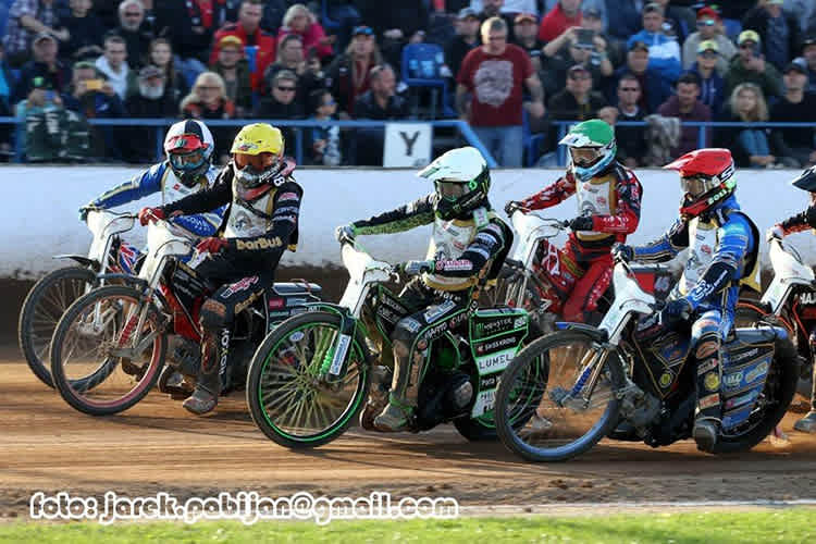 Patryk Dudek (weiß) stürmte zum Sieg