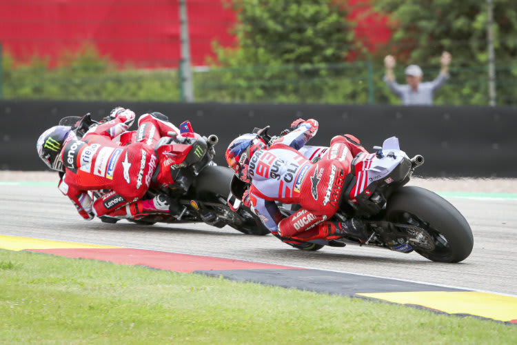 Marc Marquez (hinten) ließ sich von Enea Bastianini nicht lange aufhalten