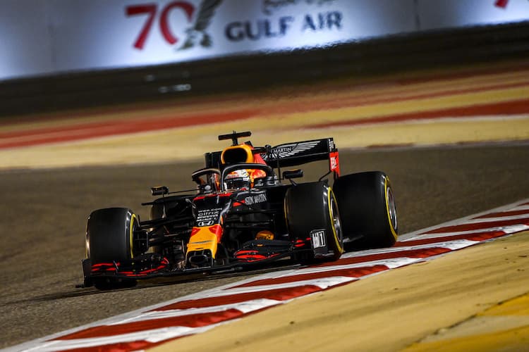 Max Verstappen im Red Bull Racing-Renner mit Halo