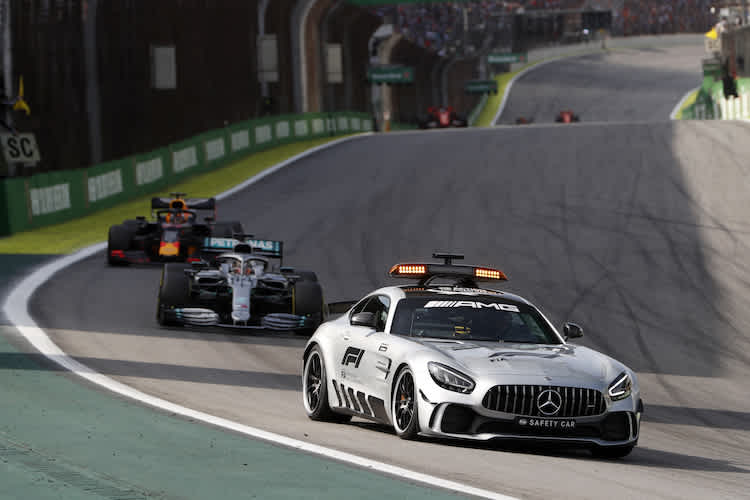 Das Safety-Car in Brasilien mit Hamilton und Verstappen
