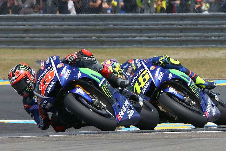 Maverick Viñales vor seinem Yamaha-Teamkollegen Valentino Rossi