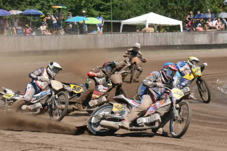 Stephan Katt (vorne) fährt eine starke Saison