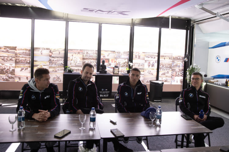 Ärger bei BMW über die Spritreduktion (v.l.): Michael van der Mark, Sven Blusch, Toprak Razgatlioglu und Christian Gonschor